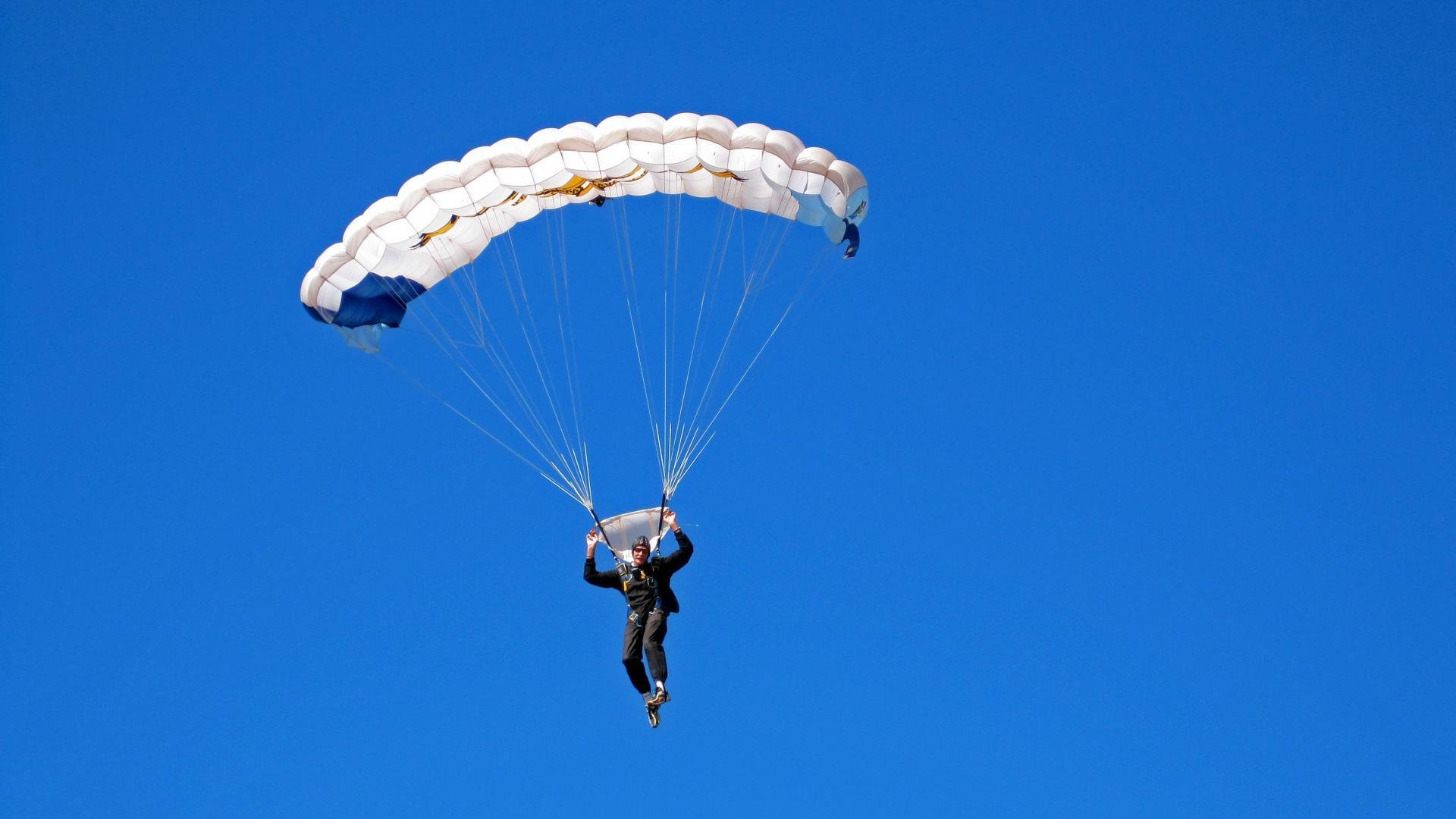 爱游戏官方入口-电竞产业人才流动频繁，行业竞争日益激烈，电竞人才缺口达50万!
